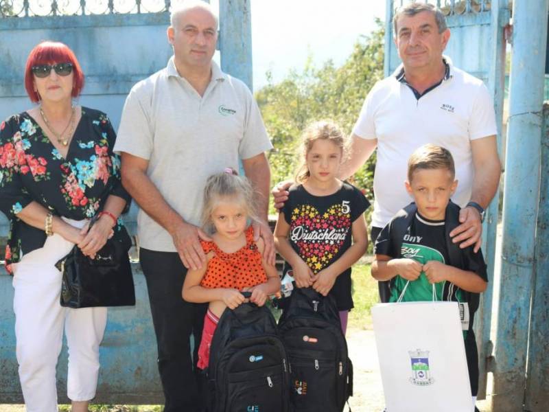 ლეჩხუმში მცხოვრებ განსაკუთრებული საჭიროების მქონე ბავშვებს საჩუქრები გადაეცათ